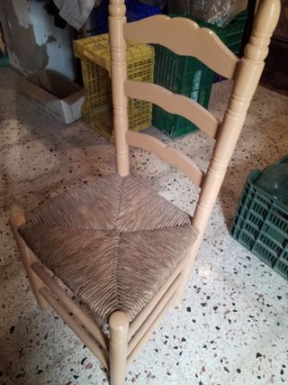 6 sillas de madera y enea en colores claros.
