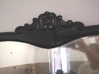 Espejo antiguo negro con marco de madera