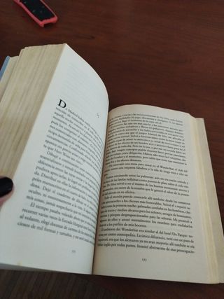 El tiempo entre costuras