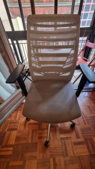 Silla oficina ergonómica gris en buen estado