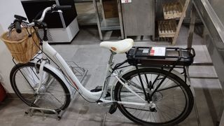 Bicicleta eléctrica blanca