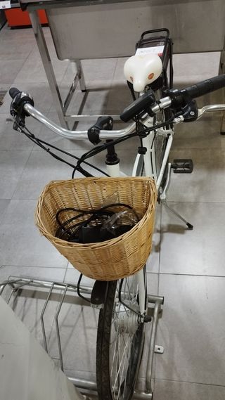 Bicicleta eléctrica blanca