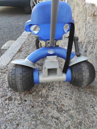 Triciclo andador para niños. Bicicletas