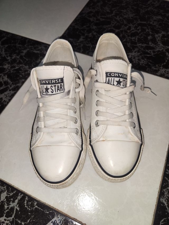 Converse blancas falsas