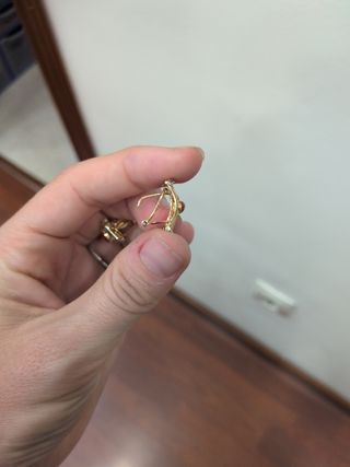 Pendientes oro 18k coral circonitas omega