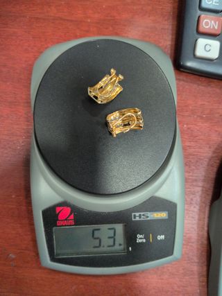Pendientes oro 18k coral circonitas omega