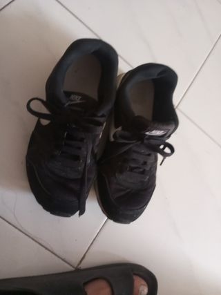 Tenis Nike negros y blancos
