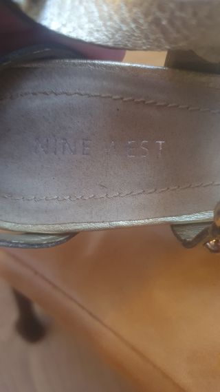 Zapatos dorados de tacón