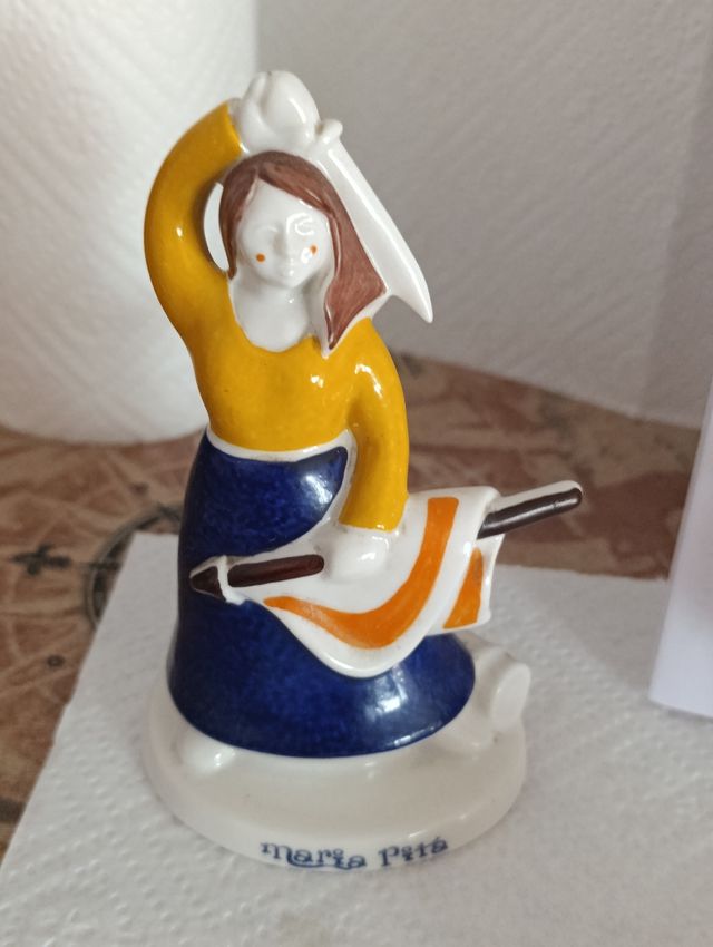 Figura cerámica María Pita cerámica Galos