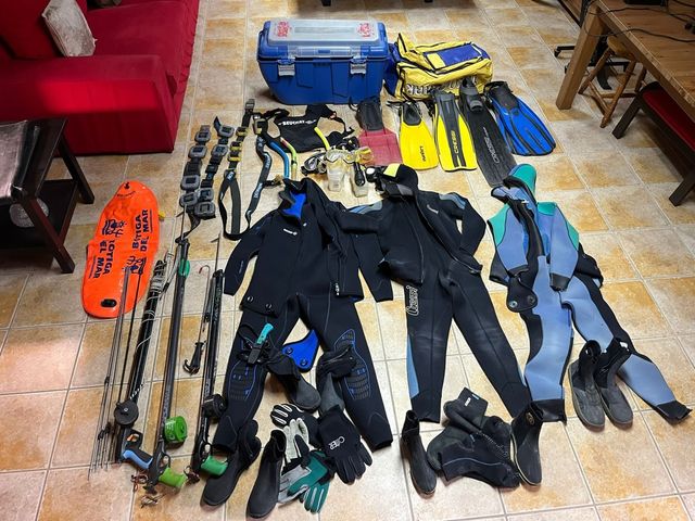 Trajes buceo: 3 neoprenos + aletas, arpones, etc.