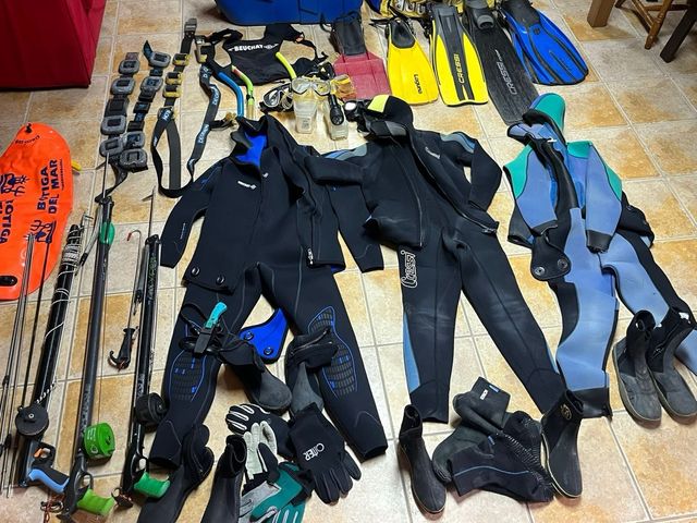 Trajes buceo: 3 neoprenos + aletas, arpones, etc.