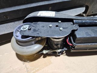 Dos Patinetes eléctricos e-Scooter