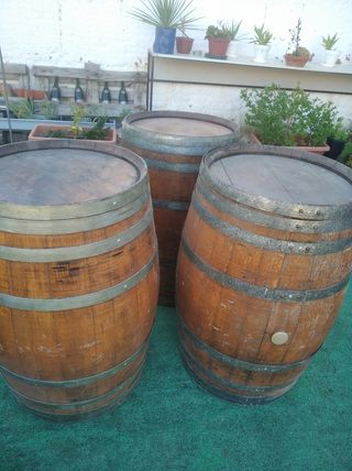 3 barricas grandes 180€ (unidad 70€)