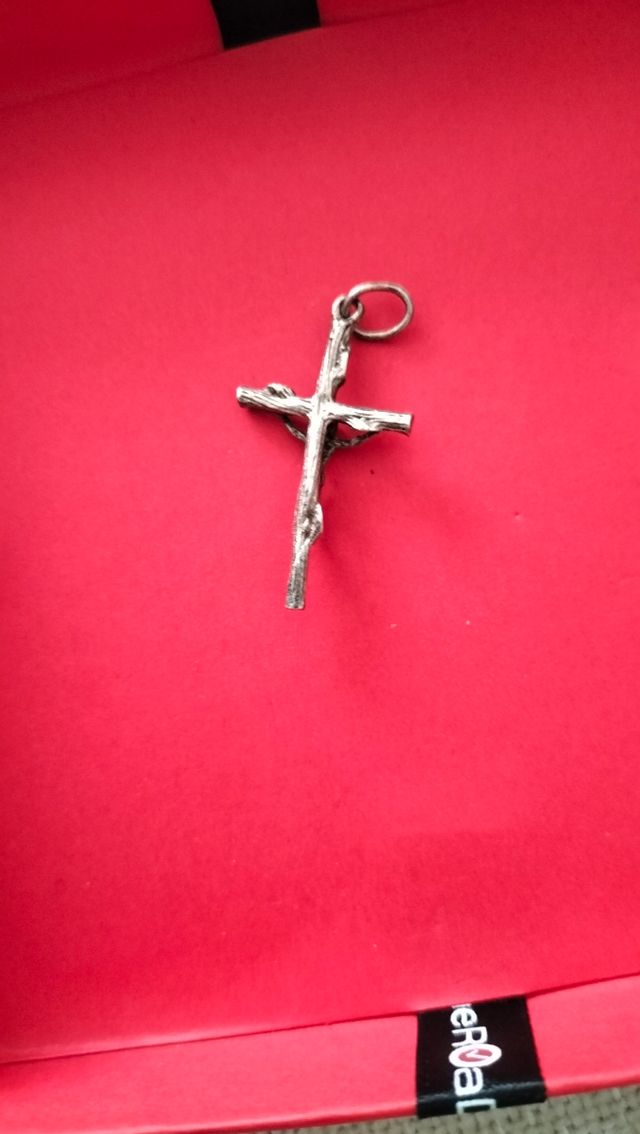 Cruz plateada pequeña