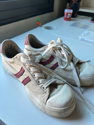 Zapatillas Coolway beige y rojas