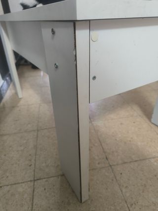 Mesa blanca auxiliar elevable