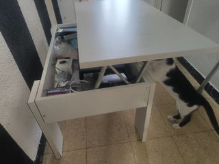 Mesa blanca auxiliar elevable