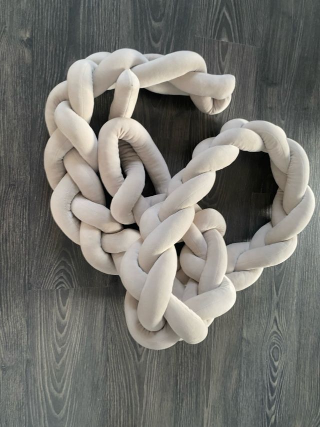 Trenza cama bebé - Cojín trenzado