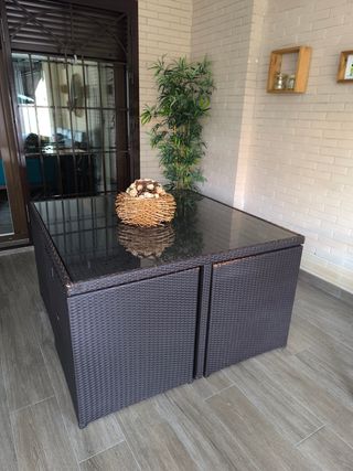 Conjunto de mesa, 4 sillones, 4 pufs y 12 cojines