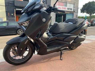 Yamaha X-Max 300: Scooter Negro