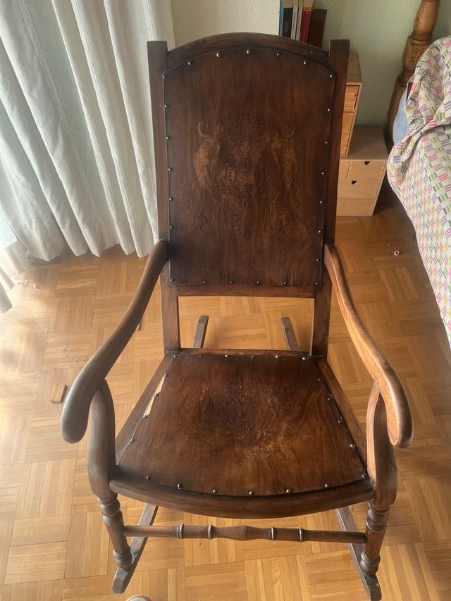 Mecedora madera de nogal antigua