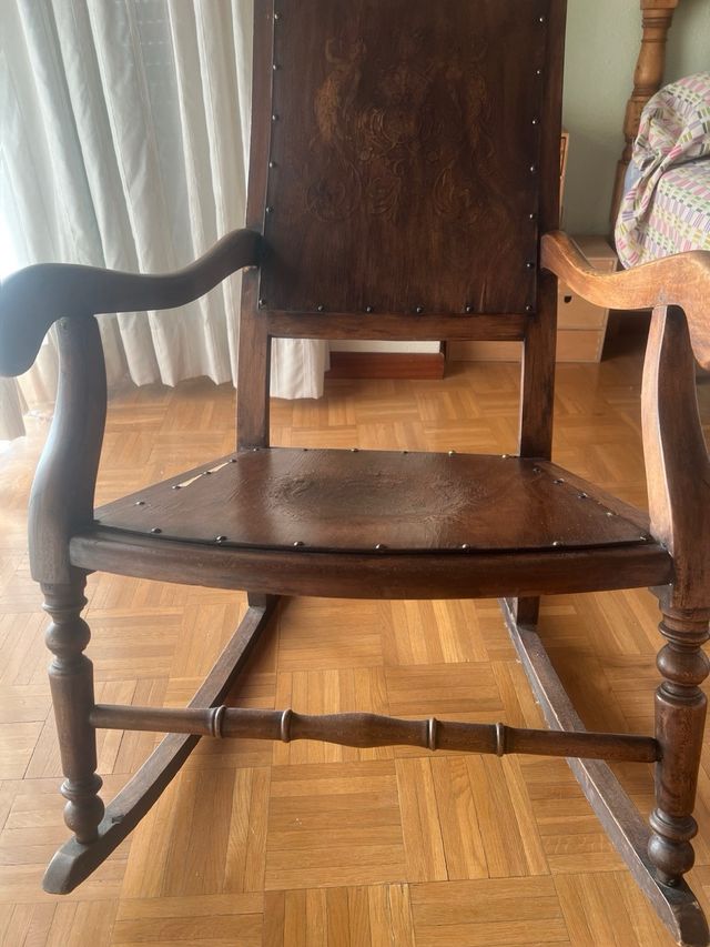 Mecedora madera de nogal antigua