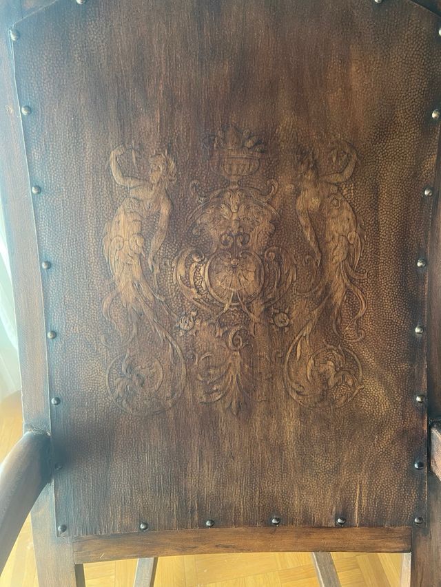 Mecedora madera de nogal antigua