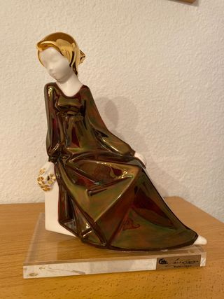 Figura porcelana mujer dorada