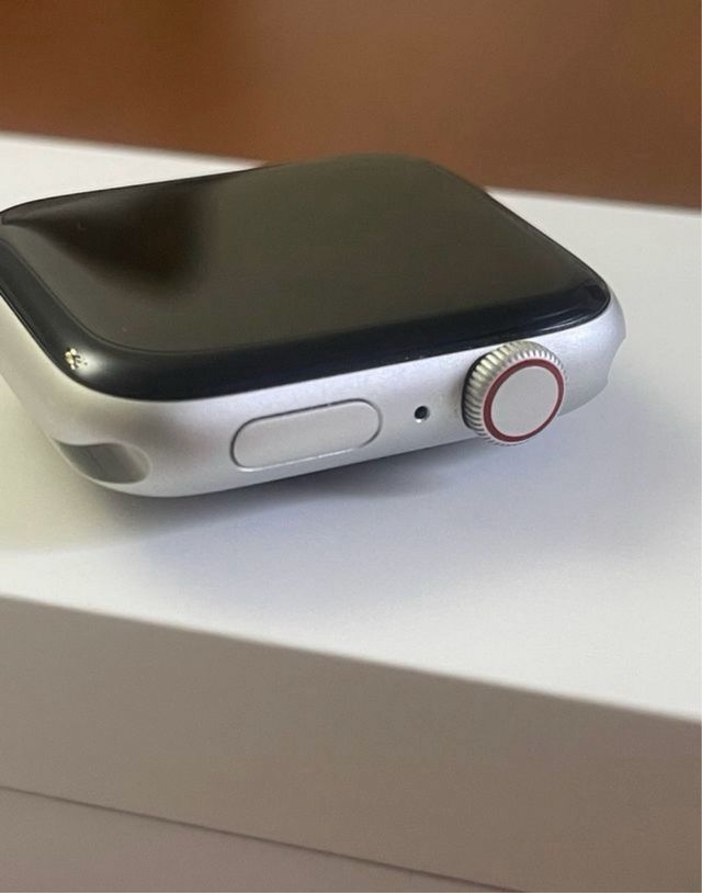 Apple Watch SE (2ª Gen) 44mm Plata (Celular - 4G)