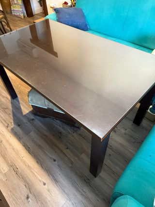 Mesa cristal y madera oscura