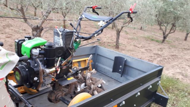 Remolque portamotos y de carga.