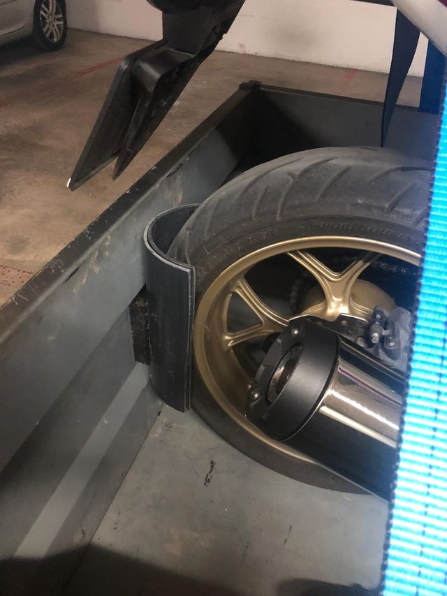 Remolque portamotos y de carga.