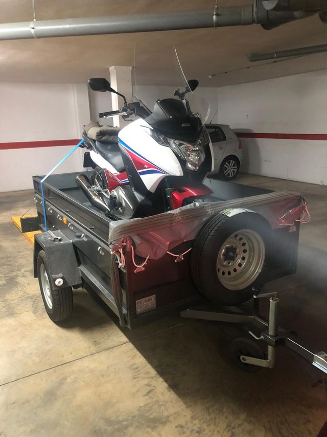 Remolque portamotos y de carga.