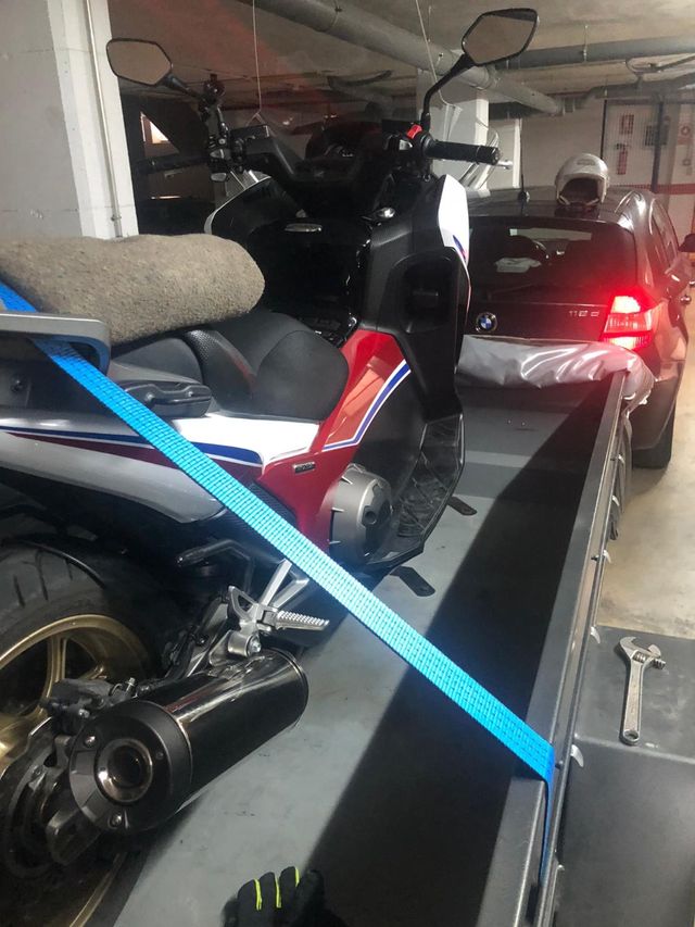 Remolque portamotos y de carga.