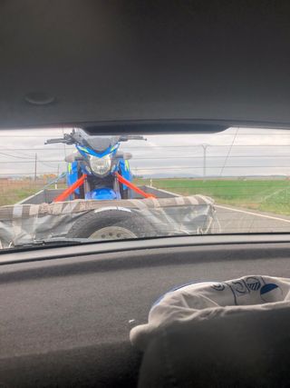 Remolque portamotos y de carga.