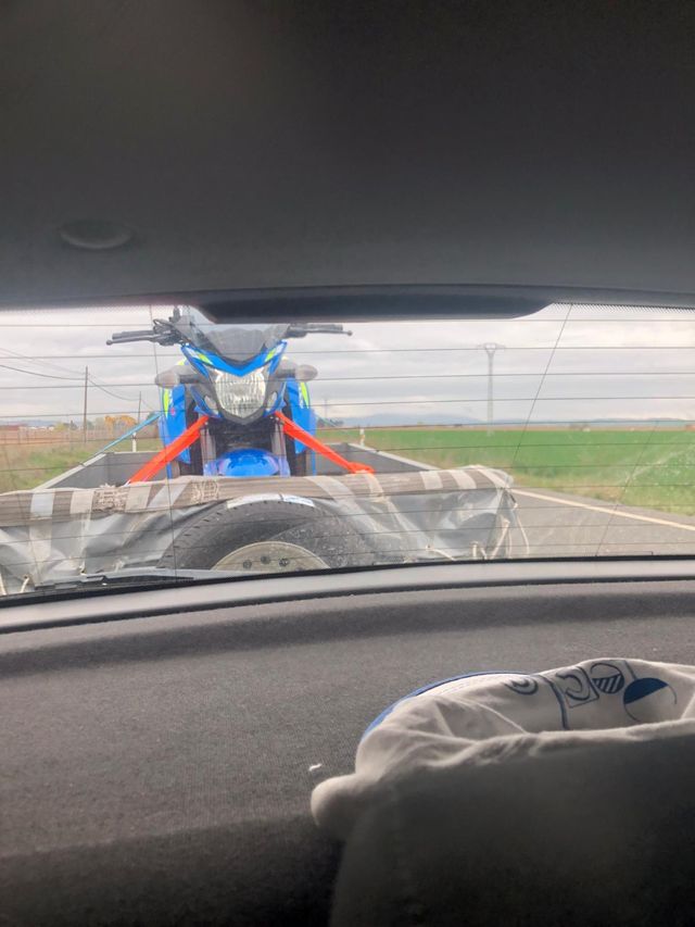 Remolque portamotos y de carga.