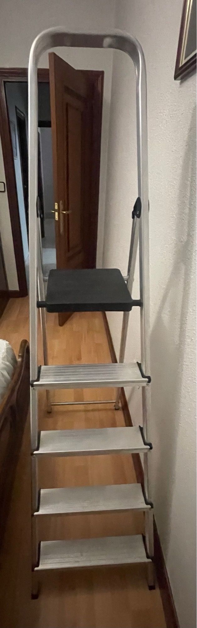 Escalera aluminio 4 peldaños