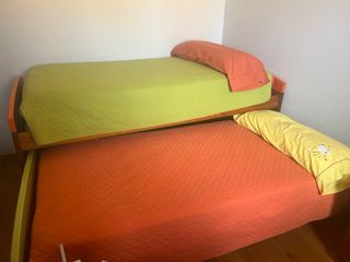Dormitorio juvenil con cama nido.