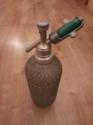 Sifon antiguo con malla metálica