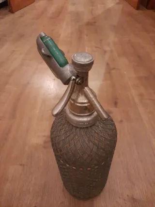 Sifon antiguo con malla metálica