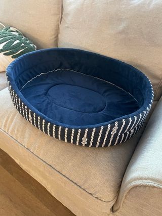 Cama mascota azul y blanca