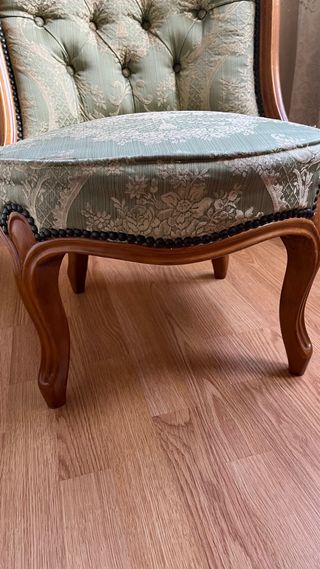 Silla vintage estilo francés con patas cabriolé