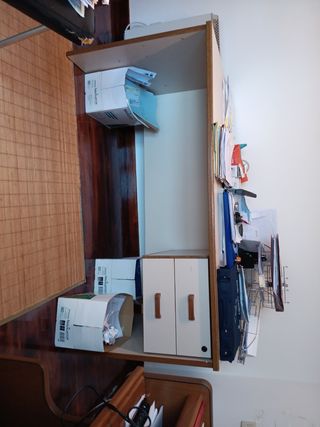 Escritorio madera marrón y blanco