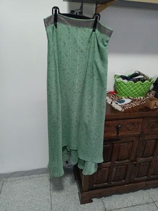 Falda larga verde estampada.