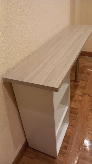 Urge vender Mostrador blanco con estantes
