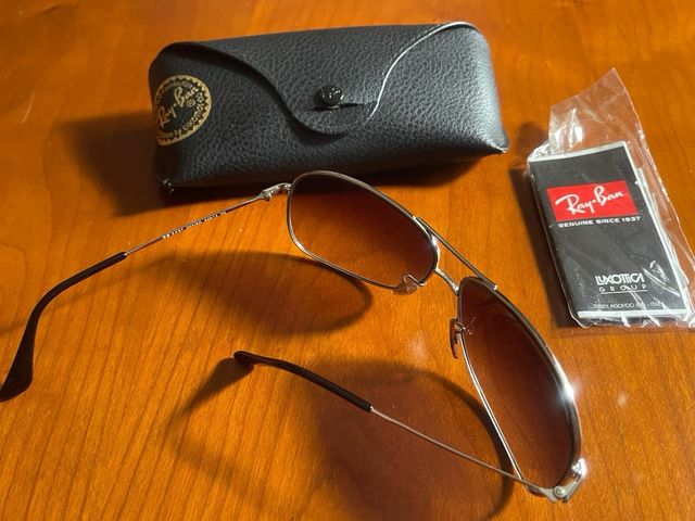 Ray-Ban Aviator: occhiali da sole originali.