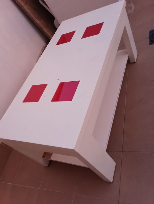 Mesa centro blanca con detalles rojos