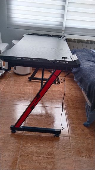 Tavolo da gioco nero e rosso