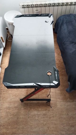 Tavolo da gioco nero e rosso