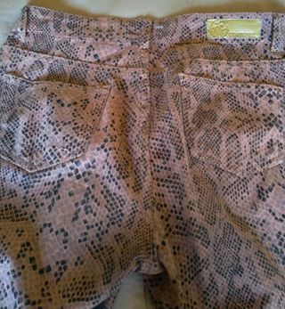 Pantalón pitillo estampado serpiente Cortefiel 